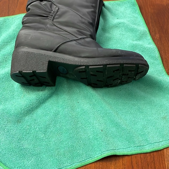 London Fog black size 10 lined with black fur zipper opening 8 inches tall boot - Picture 8 of 8